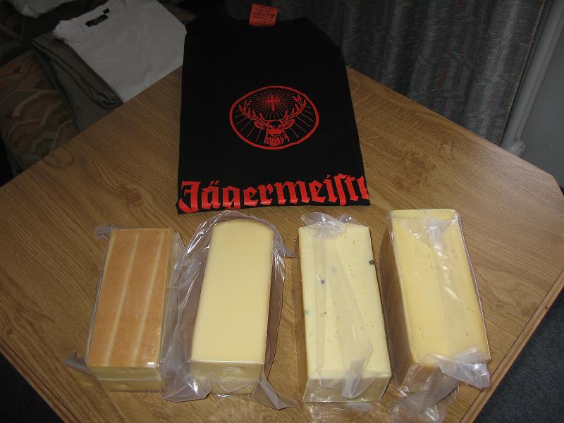 anssi 072.jpg - 3,2 kg Raclettejuustoa vakuumissa. Näitä maistellaan pääsiäisenä.